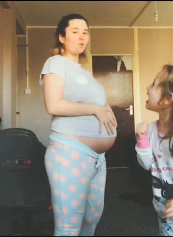 Fetiţa a fost ucisă de mama ei pentru că a deranjat-o în timpul unei partide de amor