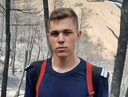 Povestea lui Andor, cel mai tânăr pompier român din Grecia: are 20 de ani şi a renunţat la concendiu când a primit mesajul de "înrolare": "Rămân aici cât va fi nevoie de mine" Povestea lui Andor, cel mai tânăr pompier român din Grecia: are 20 de ani şi a renunţat la concendiu când a primit mesajul de "înrolare": "Rămân aici cât va fi nevoie de mine"