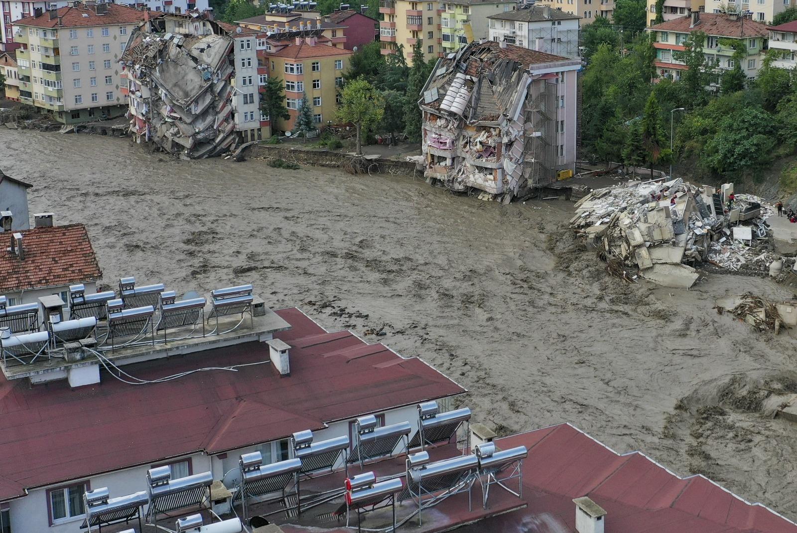 Turcia, devastată de un ciclon venit din Marea Neagră. 5 persoane au murit, alte câteva zeci au fost evacuate cu elicopterele. Imaginile dezastrului | GALERIE FOTO