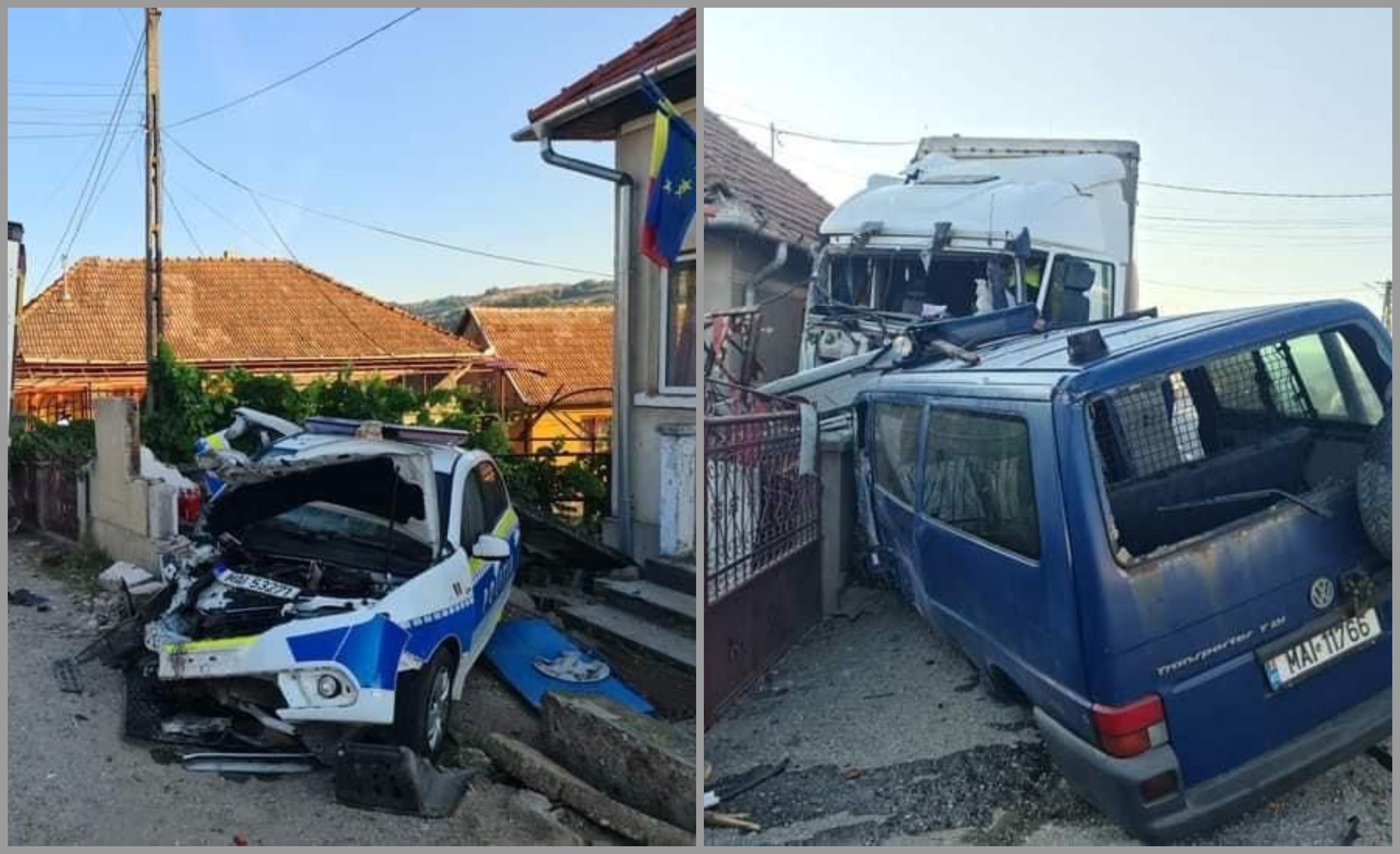 Un şofer de TIR a spulberat o dubă de jandarmi şi o maşină de poliţie, în faţa postului de poliţie din Sânmihaiu Almaşului
