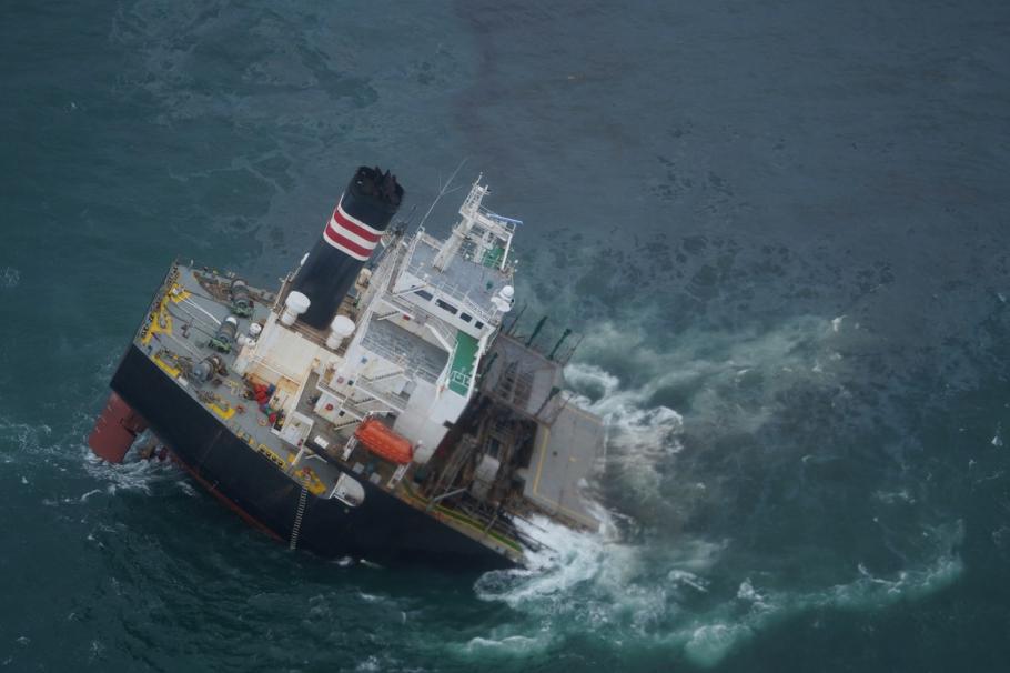 Un cargou sub pavilion panamez s-a rupt în două, în nord-estul Japoniei. Tot petrolul s-a scurs în mare Un cargou sub pavilion panamez s-a rupt în două, în nord-estul Japoniei. Tot petrolul s-a scurs în mare