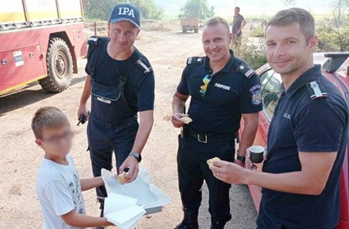 Un copil le-a adus pompierilor români din Grecia plăcinte şi porumb fiert: puştiul a vrut să le mulţumescă pentru că-i protejează satul Un copil le-a adus pompierilor români din Grecia plăcinte şi porumb fiert: puştiul a vrut să le mulţumescă pentru că-i protejează satul