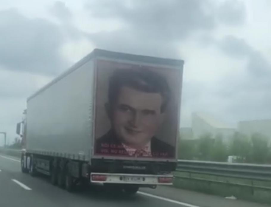 Un şofer român a făcut senzaţie pe o autostradă din Italia. TIR-ul cu numere de Suceava şi chipul lui Nicolae Ceauşescu a devenit "viral" pe internet Un şofer român a făcut senzaţie pe o autostradă din Italia. TIR-ul cu numere de Suceava şi chipul lui Nicolae Ceauşescu a devenit "viral" pe internet