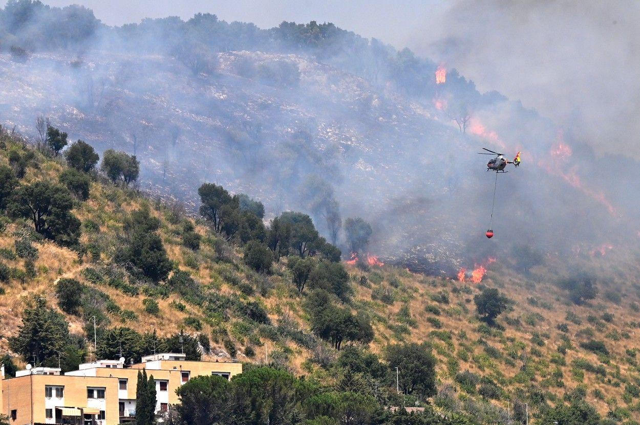 Un incendiu de vegetație de apropie de Roma. Mai multe sate au fost deja evacuate Un incendiu de vegetație de apropie de Roma. Mai multe sate au fost deja evacuate