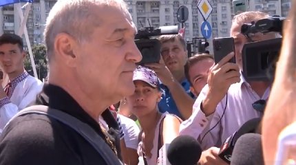 Gigi Becali a început să interpreteze cântece religioase la Marşul Normalităţii