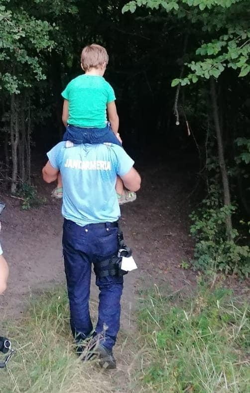 O familie cu doi copii mici s-a rătăcit în pădurea de lângă Mănăstirea Ciolanu. Unde au fost găsiți, după ce au sunat la 112