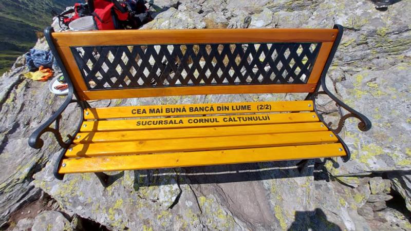 Imaginea zilei în România: o bancă a fost montată în Munţii Făgăraş, la 2.500 de metri. Salvamontul, reacţie categorică: "Nu poate să pună pe un traseu montan fiecare ce mai are pe acasă"