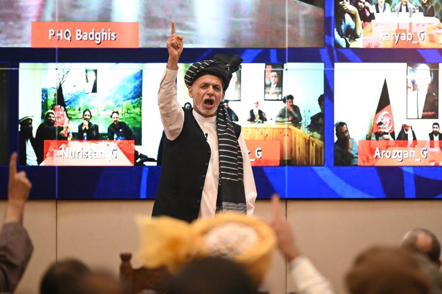 Culisele fugii lui Ashraf Ghani din Afganistan, președintele care nu a reușit să facă pace cu talibanii Președintele Afganistanului Ashraf Ghani vorbește în timpul unei conferinte la palatul prezidențial afgan din Kabul
