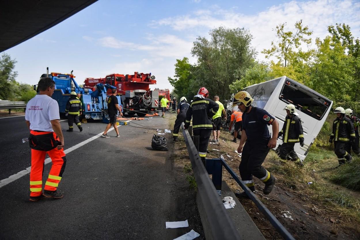 Accident: Un autocar s-a răsturnat pe autostrada M7 lângă Szabadbattyán