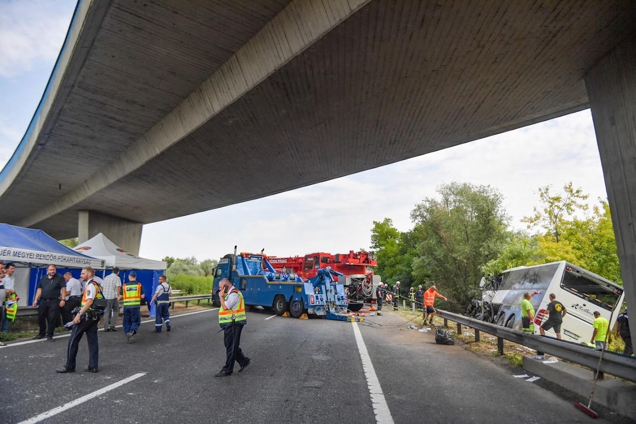 Accident: Un autocar s-a răsturnat pe autostrada M7 lângă Szabadbattyán