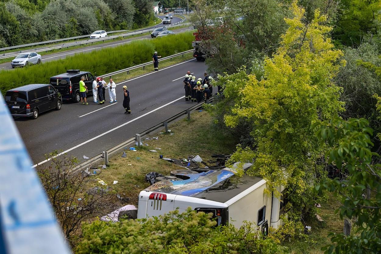 Accident: Un autocar s-a răsturnat pe autostrada M7 lângă Szabadbattyán