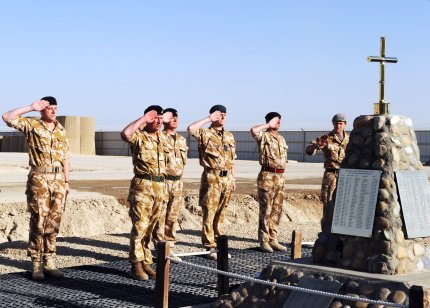 Prințul Charles, în vizită la memorialul soldaților britanici căzuți în provincia Helmand din Afganistan, martie 2010