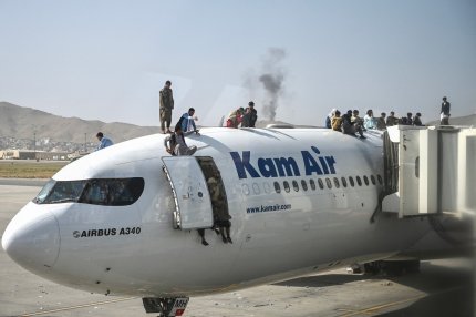 Scene disperate pe aeroportul din Kabul: oamenii se urcă pe avioane. Soldații americani au ucis doi bărbați înarmați, cel puțin 3 oameni au căzut din avion