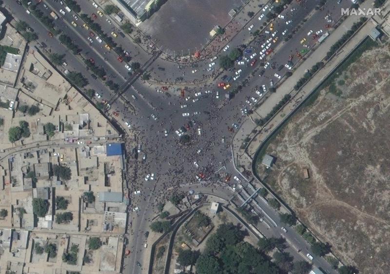 Cum s-a văzut din satelit aeroportul din Kabul, unde sute de afgani s-au călcat în picioare, disperați să fugă din calea talibanilor