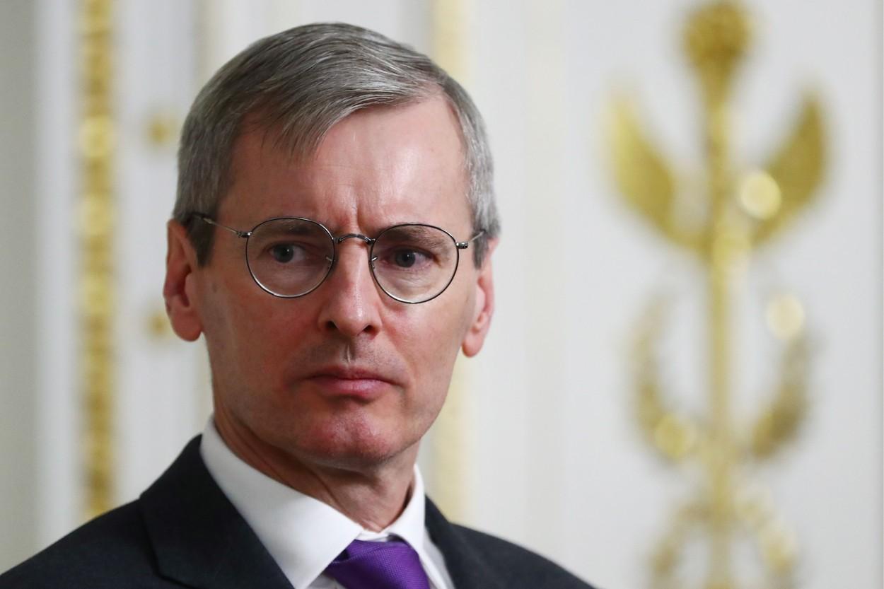 Ambasadorul britanic în Afganistan, considerat erou după ce a rămas în urmă pentru a salva cât mai mulți cetățeni blocați în haosul din Kabul Ambasadorul britanic în Afganistan, considerat erou după ce a rămas în urmă pentru a salva cât mai mulți cetățeni blocați în haosul din Kabul