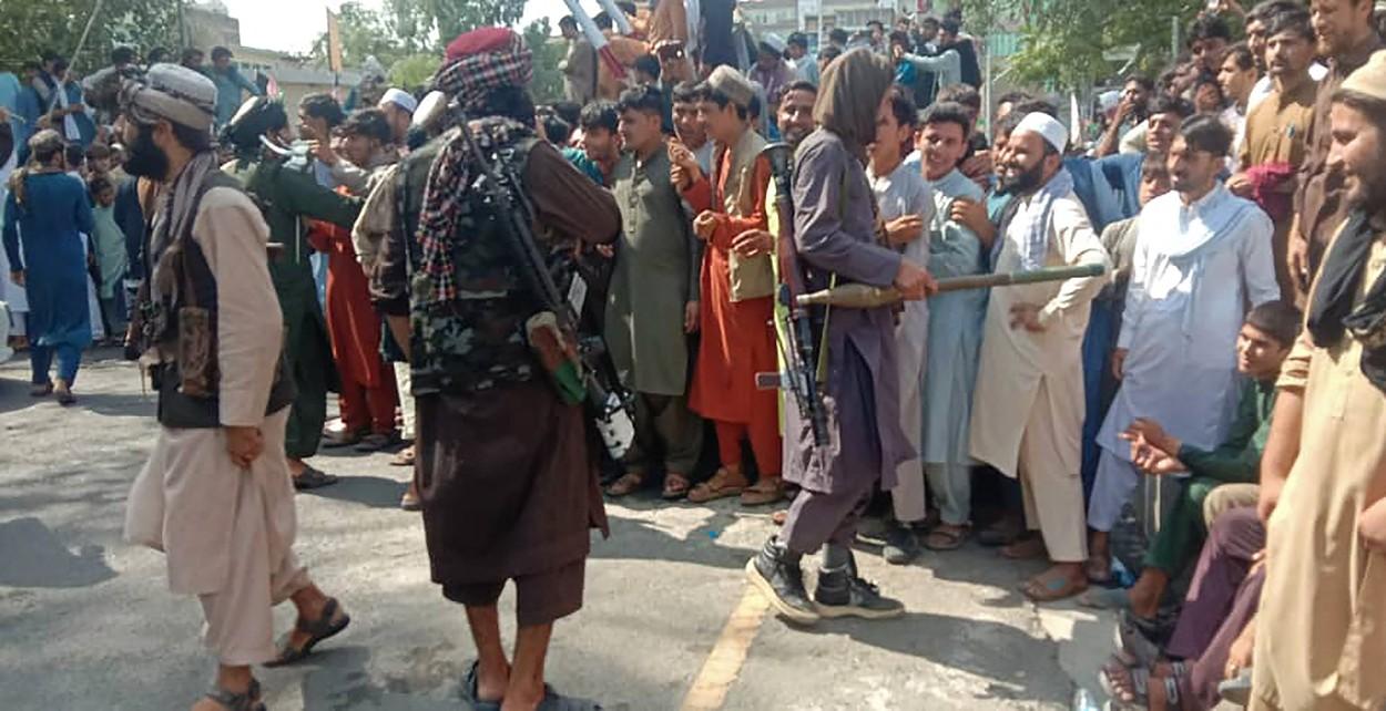 LIVE UPDATE. Proteste în orașul Jalalabad, unde talibanii au tras spre cetățenii care au ieșit pe străzi, fluturând drapelul afgan
