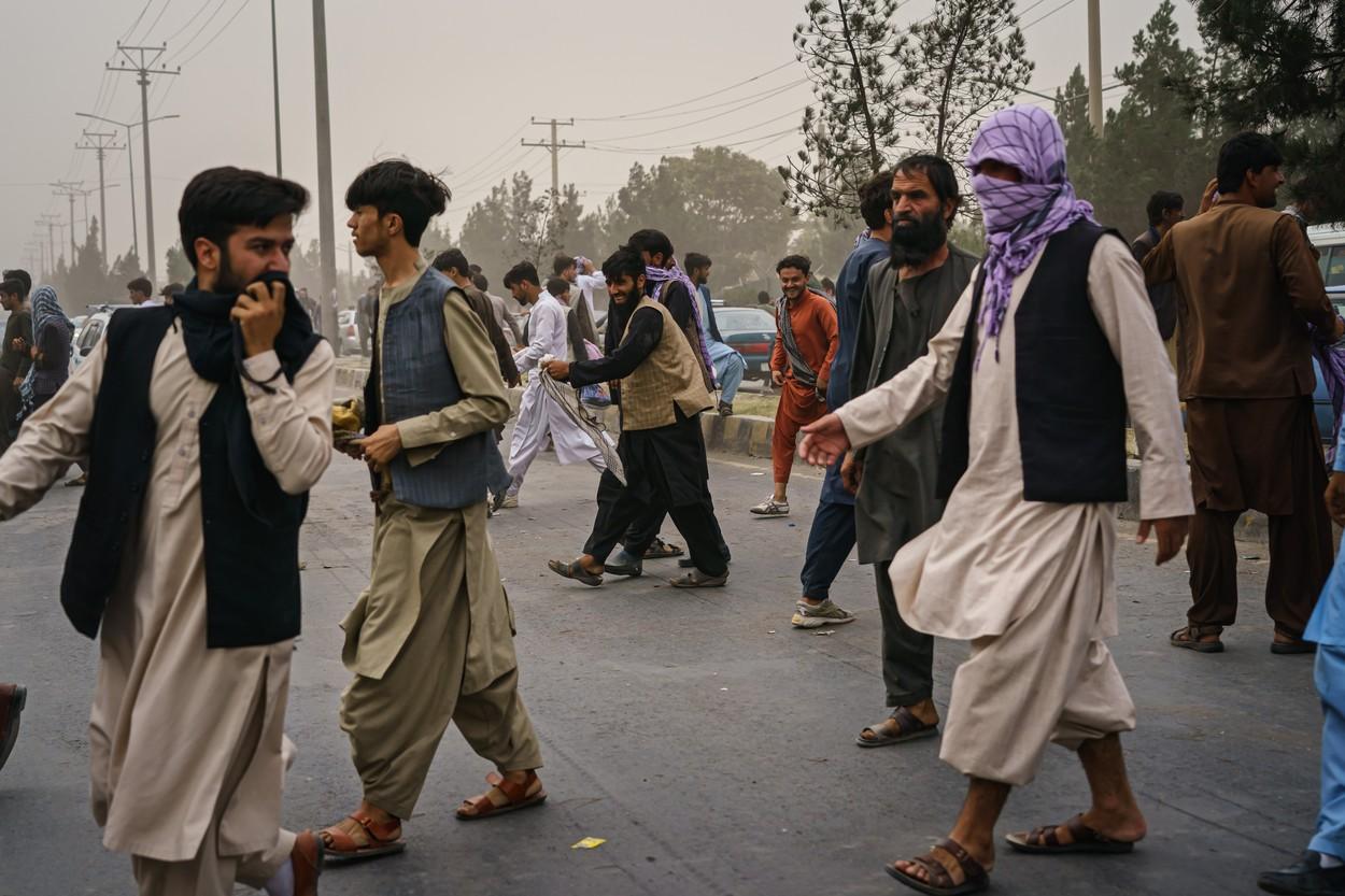 LIVE UPDATE. Talibanii controlează toate căile de acces către aeroportul din Kabul. Relatări privind afgani bătuți în punctele de trecere