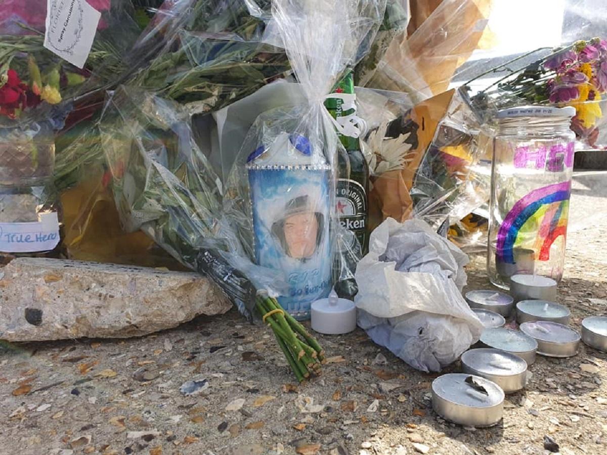 Omagii lăsate la faţa locului pentru adolescentul înecat