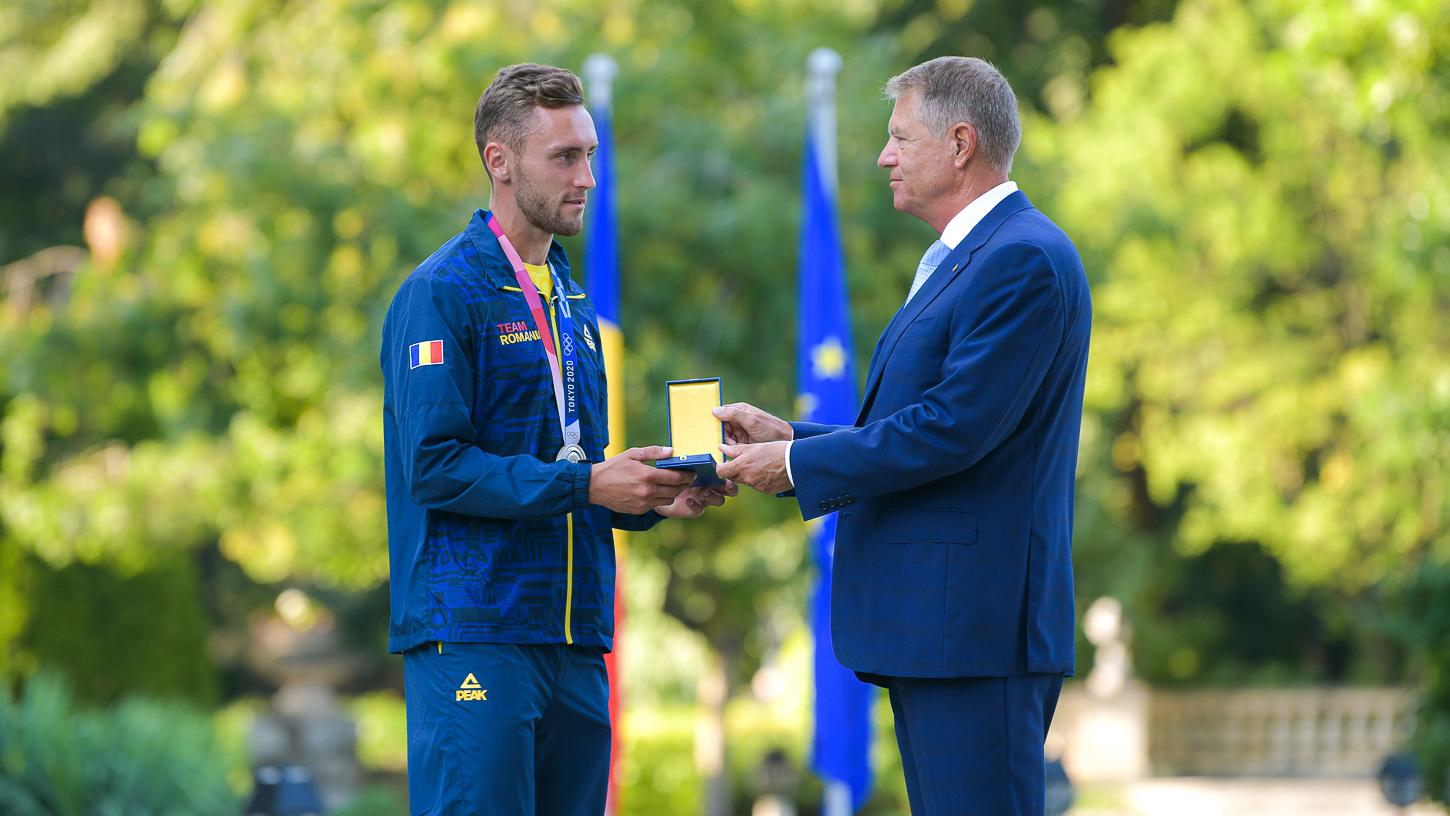 Sportivii români medaliaţi la Tokyo au fost decoraţi de preşedintele Klaus Iohannis