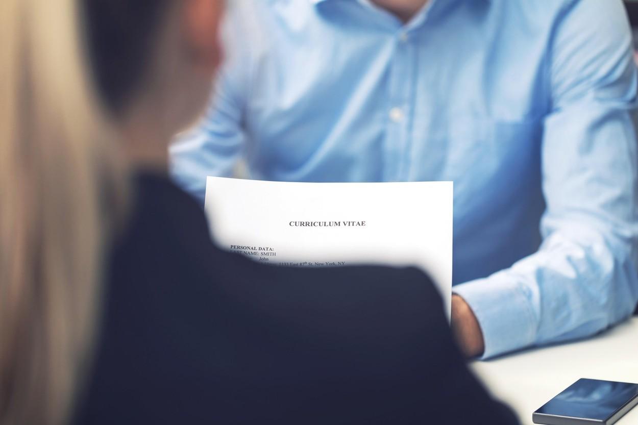 Un director de multinațională din Brașov racola fete pentru prostituție dintre cele care își depuneau CV de angajare