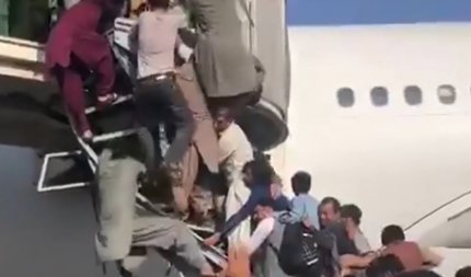 "O fetiță a murit pentru că lumea ne-a întors spatele". Marzia a fost călcată în picioare în busculada de pe aeroportul din Kabul