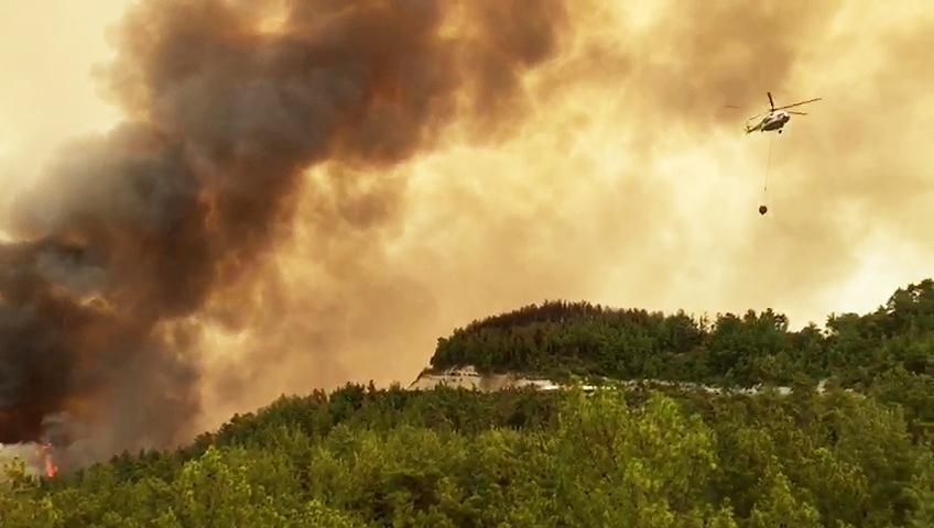 Sute de turişti au fost evacuaţi în urma incendiilor devastatoare