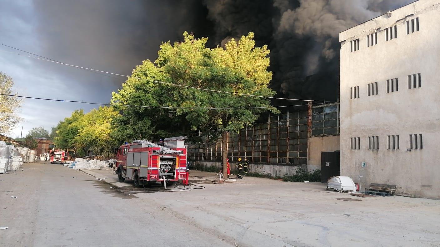 Incendiu la o hală de producție a polistirenului, mesaj Ro-Alert pentru degajarea de fum