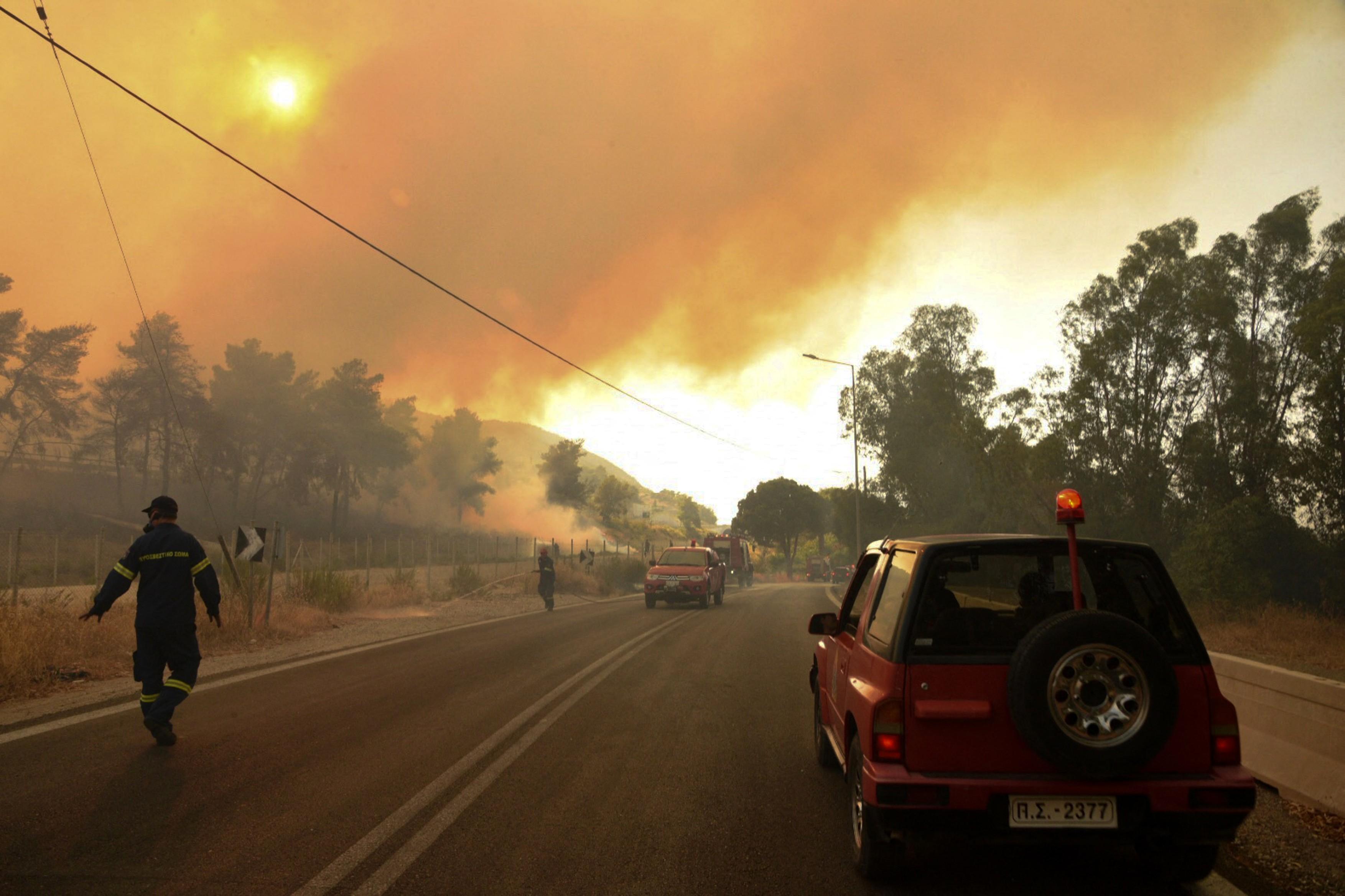 Rhodos, insula preferată de români, a rămas fără curent și apă din cauza incendiilor Rhodos, insula preferată de români, a rămas fără curent și apă din cauza incendiilor