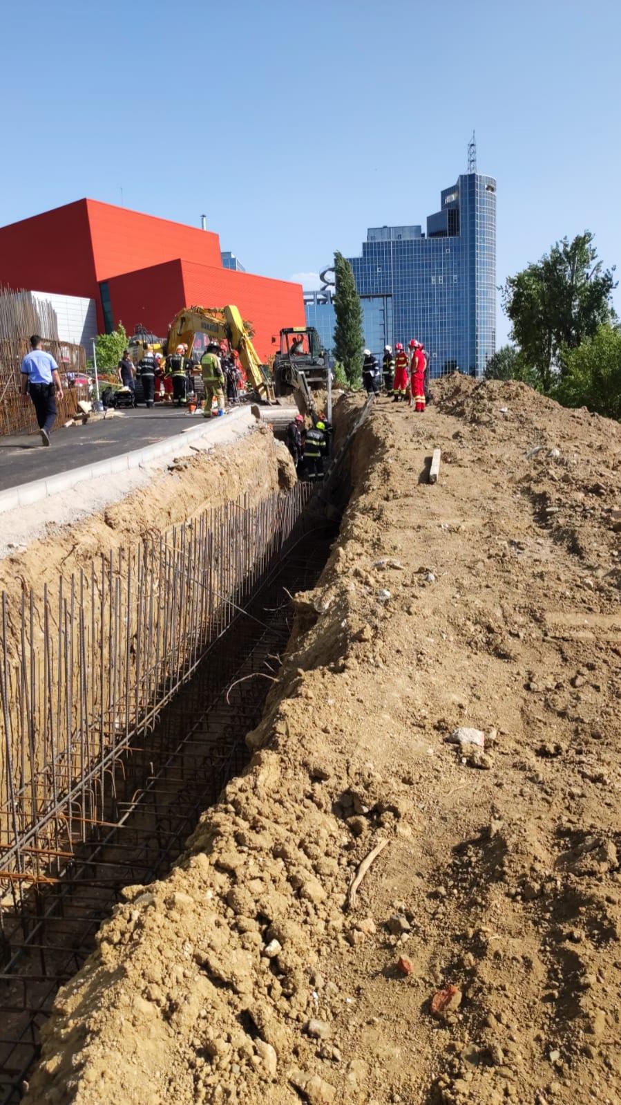 Accident grav pe un șantier din Capitală. Un mal de pământ s-a prăbușit peste mai mulți muncitori. O persoană a fost găsită moartă. VIDEO