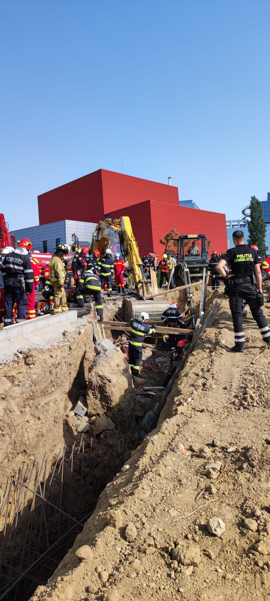 Accident grav pe un șantier din Capitală. Un mal de pământ s-a prăbușit peste mai mulți muncitori. O persoană a fost găsită moartă. VIDEO