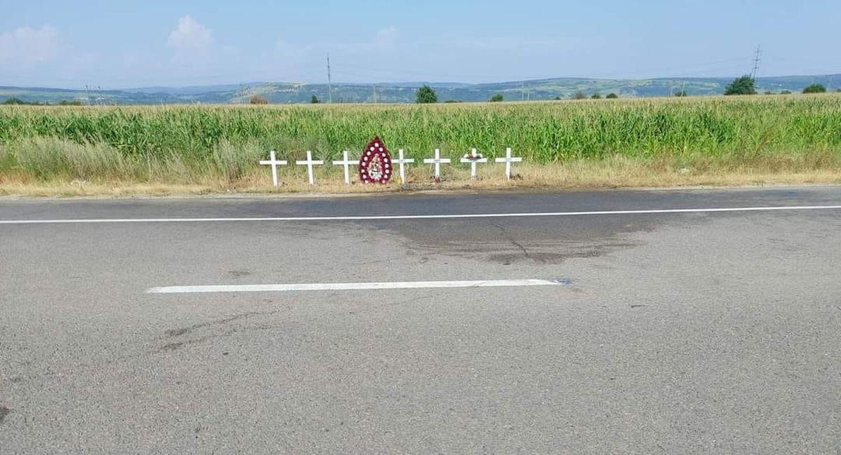 O coroană şi şapte cruci, pe marginea drumului, după cel mai grav accident din ultimii ani O coroană şi şapte cruci, pe marginea drumului, după cel mai grav accident din ultimii ani