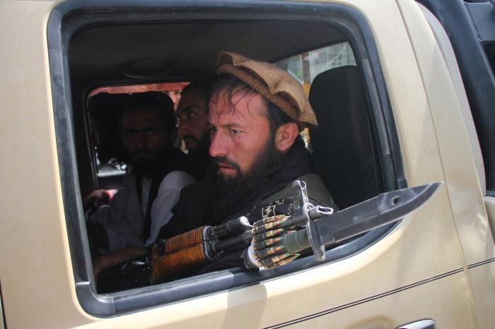 Talibanii bat din ușă în ușă pentru a se răzbuna pe ”sclavii americanilor”. Au atacat familia unui jurnalist Deutsche Welle, plecat în Germania
