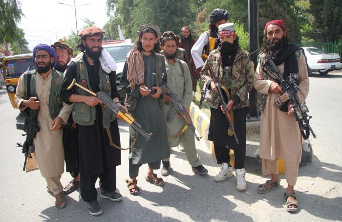 Talibanii bat din ușă în ușă pentru a se răzbuna pe ”sclavii americanilor”. Au atacat familia unui jurnalist Deutsche Welle, plecat în Germania