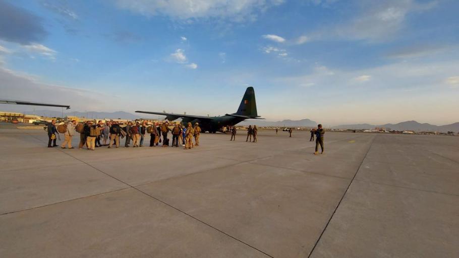 Încă 14 români și 4 bulgari au fost salvați din haosul de pe aeroportul din Kabul, cu o aeronavă a Forțelor Aeriene Române Încă 14 români și 4 bulgari au fost salvați din haosul de pe aeroportul din Kabul, cu o aeronavă a Forțelor Aeriene Române