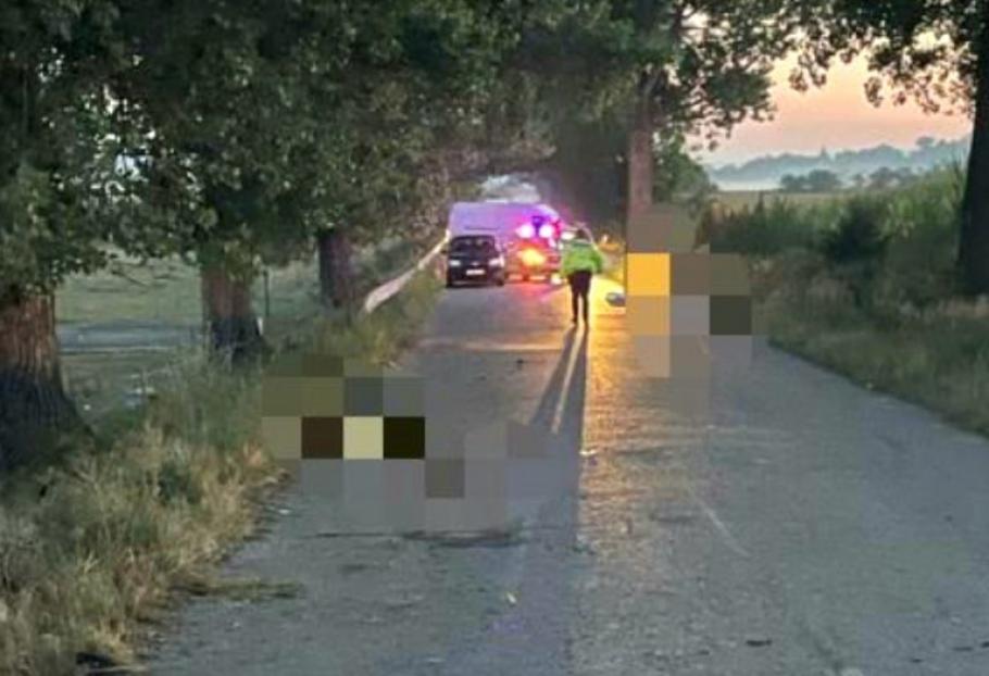 O fată de 14 ani și alți doi tineri de 18 și 19 ani au murit, după ce maşina în care se aflau s-a izbit de un copac şi s-a răsturnat, în Vrancea O fată de 14 ani și alți doi tineri de 18 și 19 ani au murit, după ce maşina în care se aflau s-a izbit de un copac şi s-a răsturnat, în Vrancea