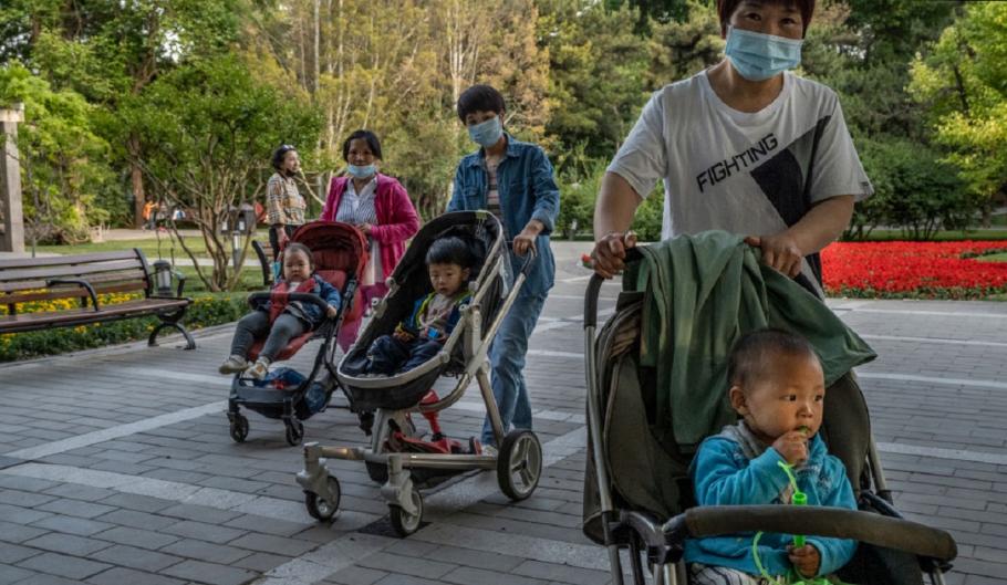 Chinezii pot avea până la trei copii Chinezii pot avea până la trei copii