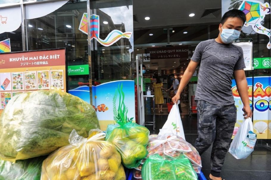 Vietnamezii au golit rafturile magazinelor după au aflat că sudul ţării intră în carantină Vietnamezii au golit rafturile magazinelor după au aflat că sudul ţării intră în carantină
