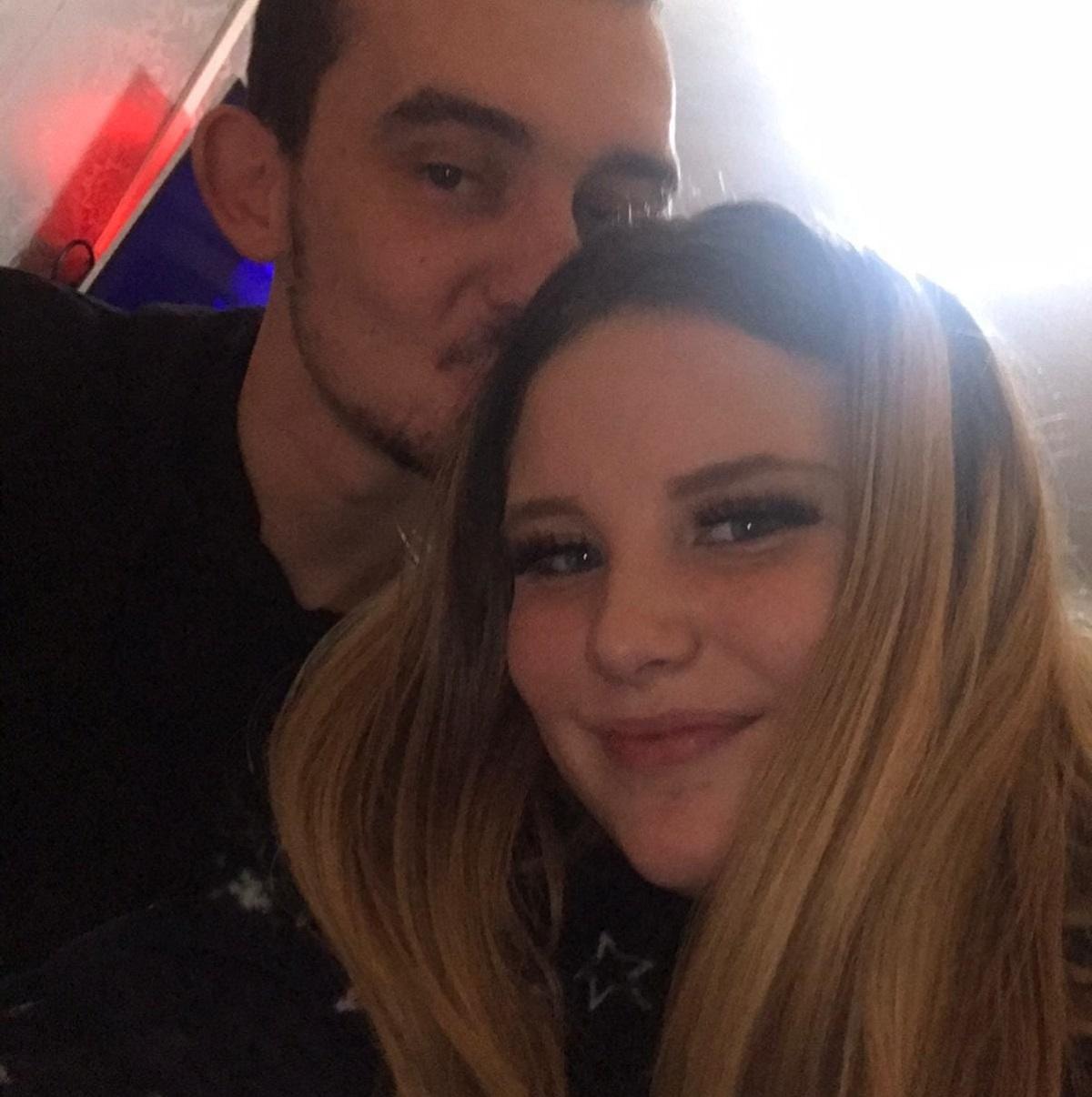 Georgia Crowther are o relaţie cu Calvin Home şi doi copii sănătoşi