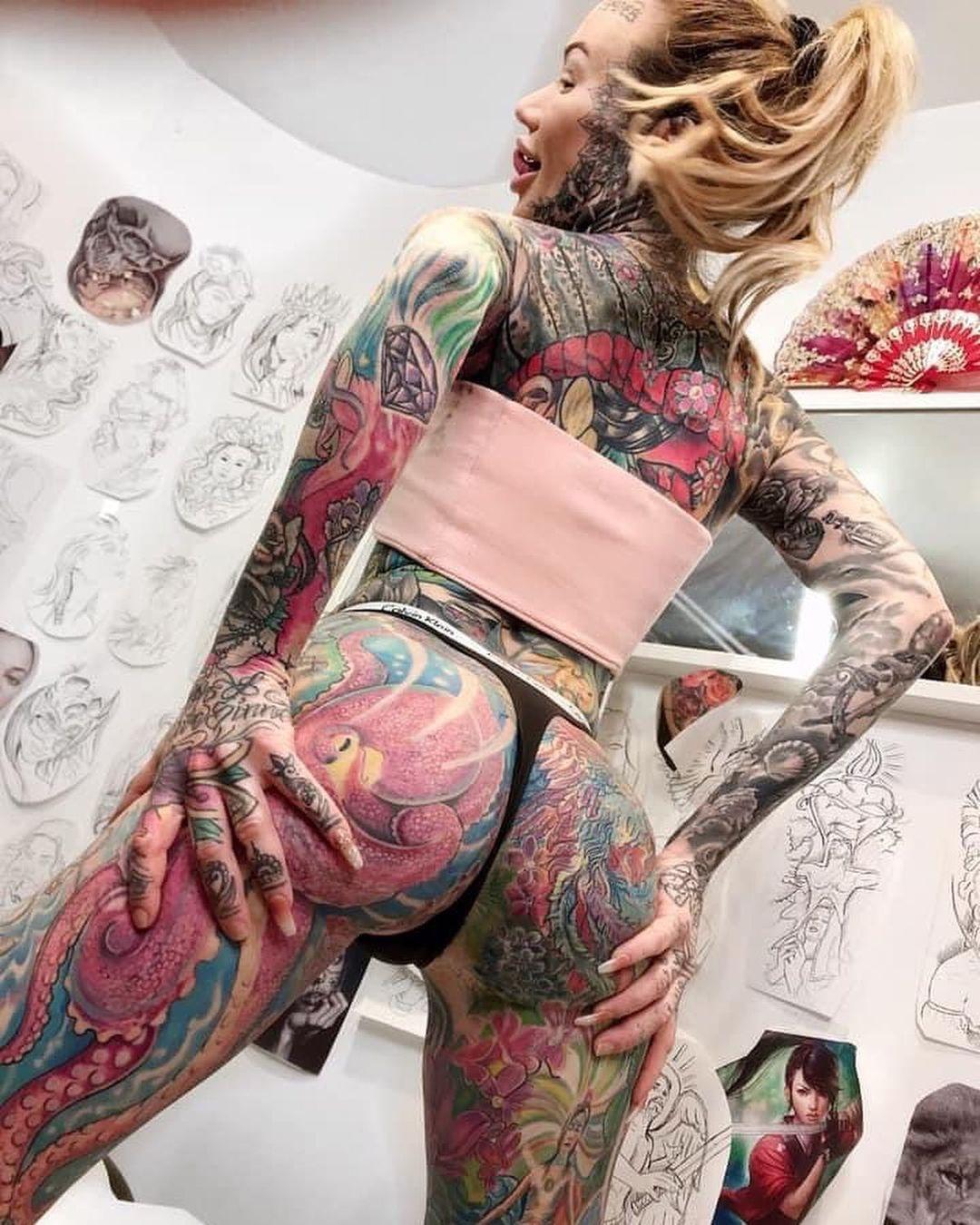 Becky Holt, considerată drept „cea mai tatuată femeie din Marea Britanie”