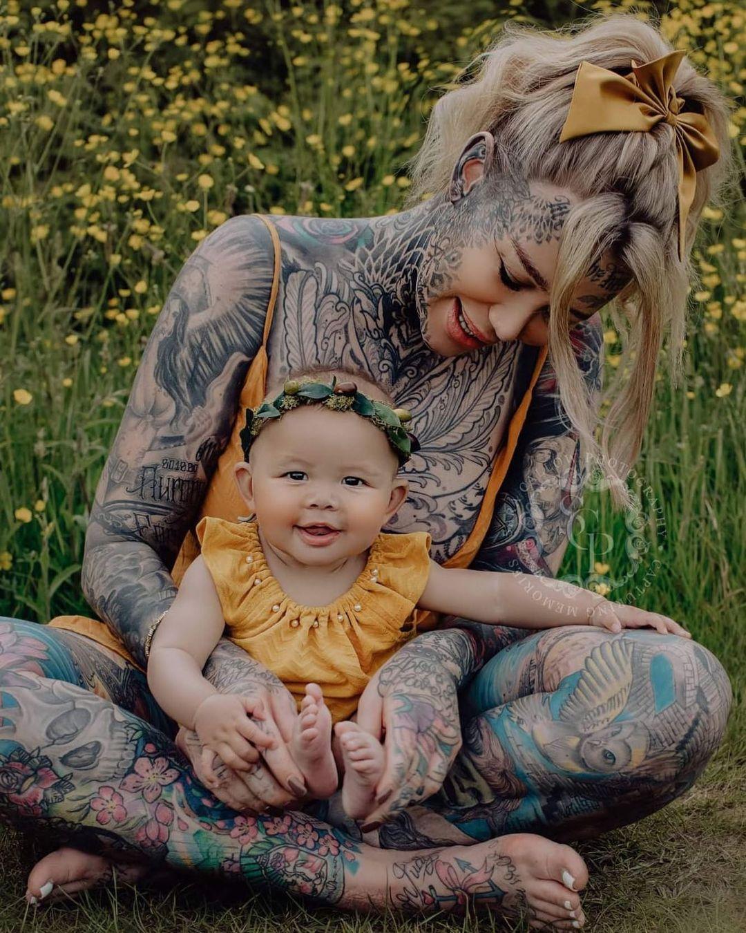 Becky Holt, considerată drept „cea mai tatuată femeie din Marea Britanie”