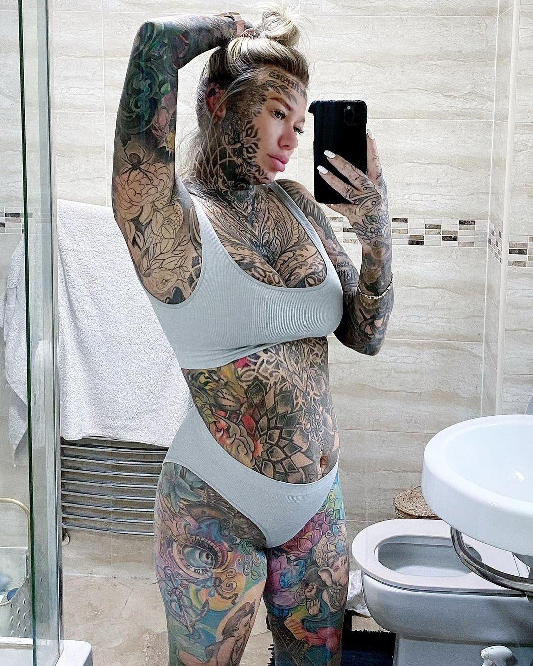 Becky Holt, considerată drept „cea mai tatuată femeie din Marea Britanie”