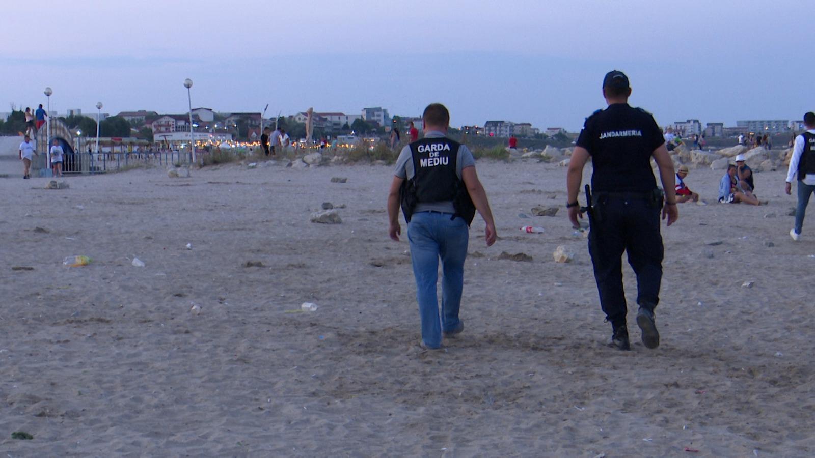 Plajele, sufocate de valuri de gunoaie: "Eu vă spun cât am stârns de la începutul anului: 11 000 de tone de deşeuri"