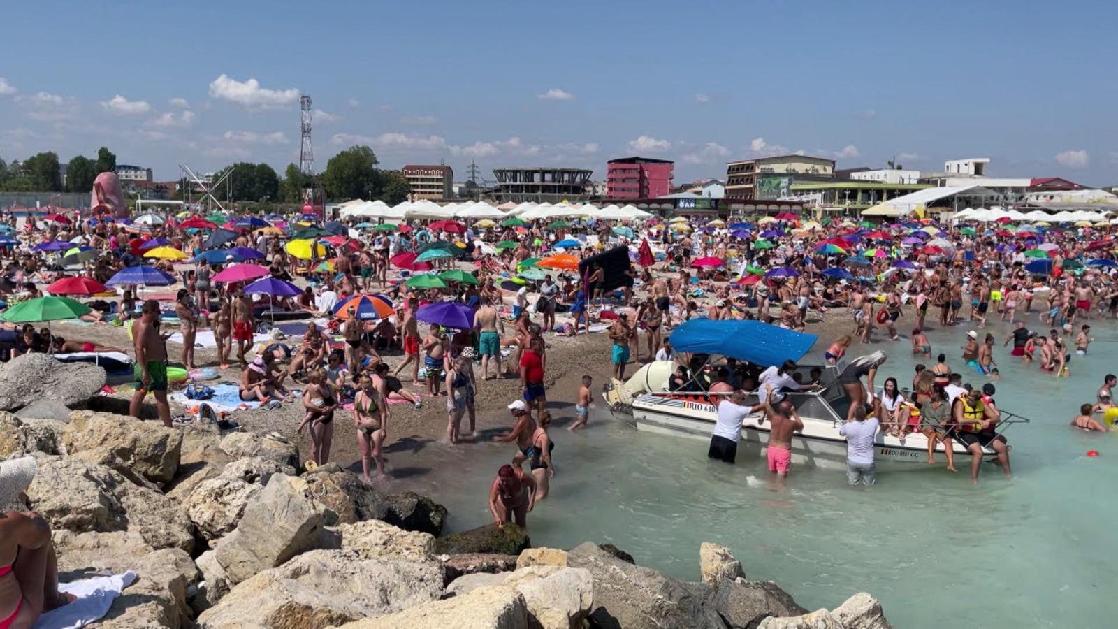 Mare de turişti pe litoral, la sfârşit de sezon: peste 200.000 de oameni au fost la malul mării