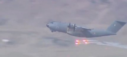 Avion militar francez, filmat în timp ce lansează "capcane termice" la câteva secunde după decolarea de pe aeroportul din Kabul - VIDEO