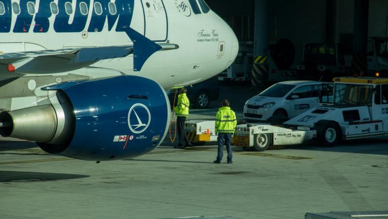 Incident grav de securitate pe Aeroportul din Suceava. Un pasager și amicul lui au ajuns la scara avionului fără să treacă prin filtrele de securitate Incident grav de securitate pe Aeroportul din Suceava. Un pasager și amicul lui au ajuns la scara avionului fără să treacă prin filtrele de securitate
