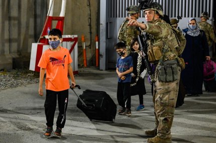 Aeroportul din Kabul stă pe un butoi de pulbere. SUA vor prelungirea termenului până la care îşi pot evacua cetăţenii, talibanii se opun