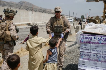 Haosul de pe aeroportul din Kabul a provocat adevărate drame: "Au fost cazuri în care mama, tatăl şi copiii au ajuns fiecare într-o altă ţară"