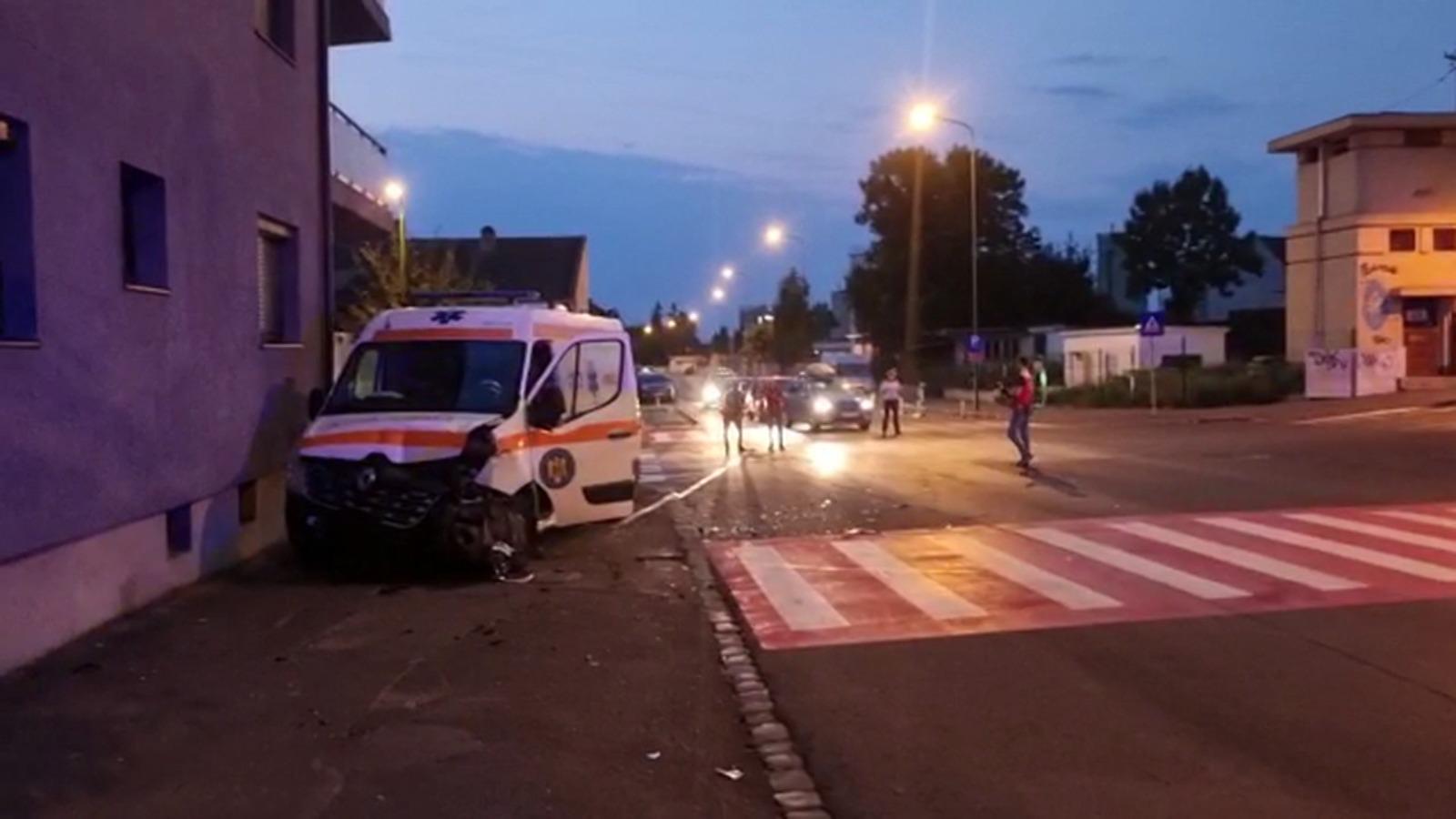 O ambulanţă din Braşov a fost izbită în plin, într-o intersecţie din Braşov: şoferul maşinii nu a acordat prioritate autospecialei