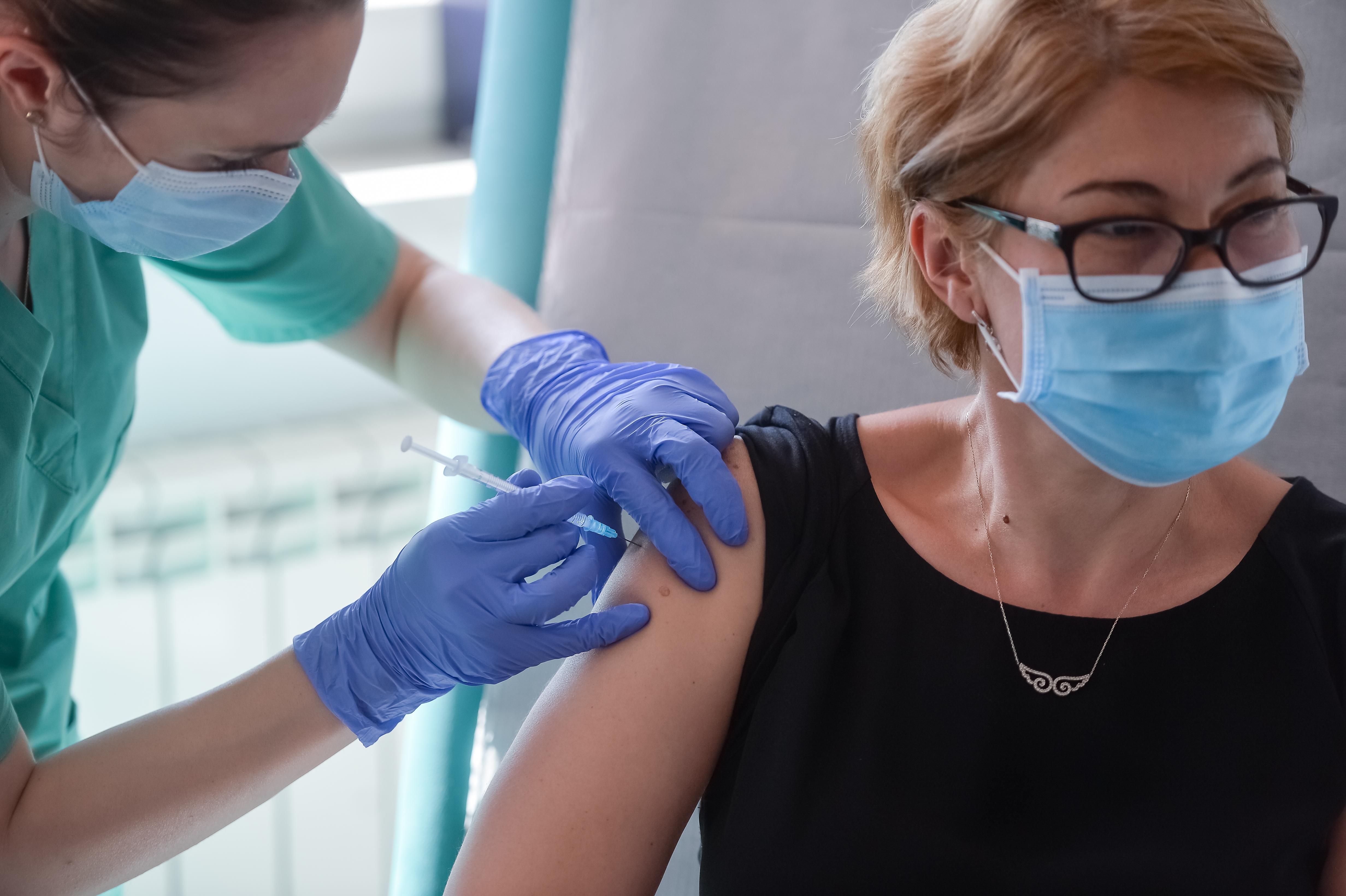 O femeie primeste vaccinul împotriva Covid-19