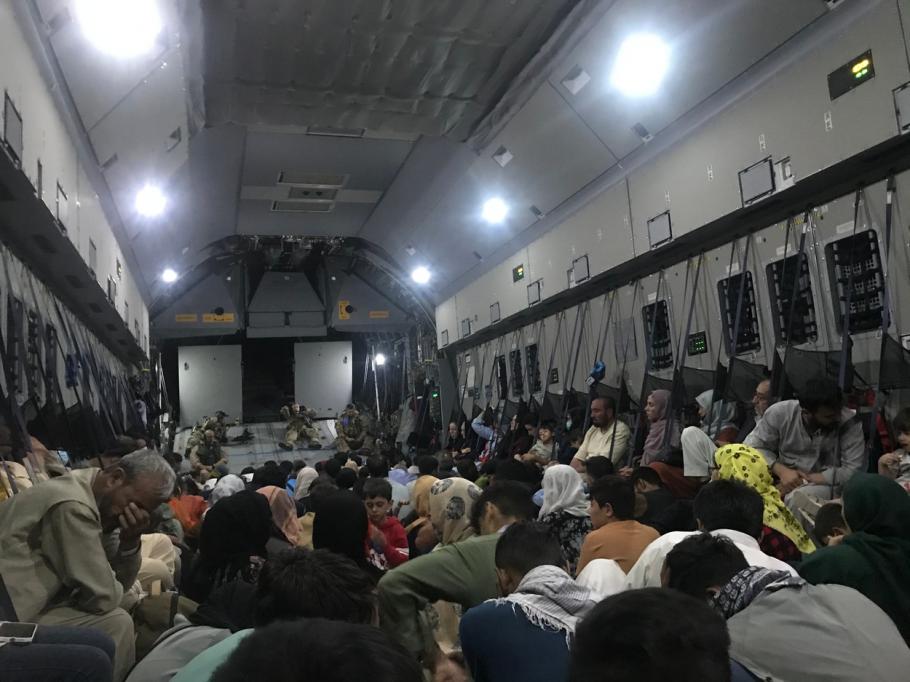 Avion militar italian cu jurnaliști și civili afgani, vizat de împușcături în momentul decolării de pe aeroportul din Kabul Refugiați afgani evacuați cu avioane militare ale țărilor occidentale din Kabul